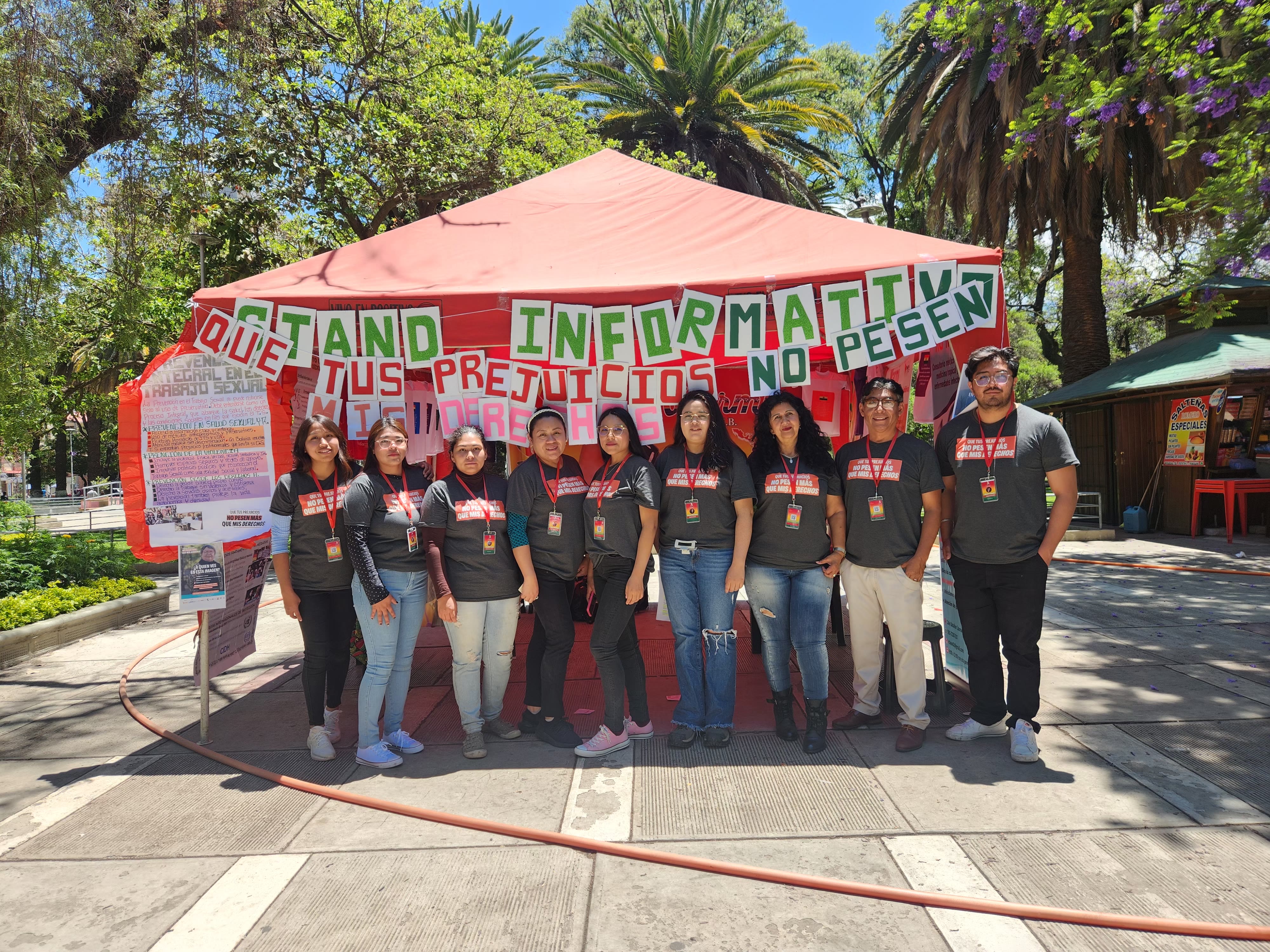Stand informativo de WARMI durante la jornada comunitaria en Cochabamba.